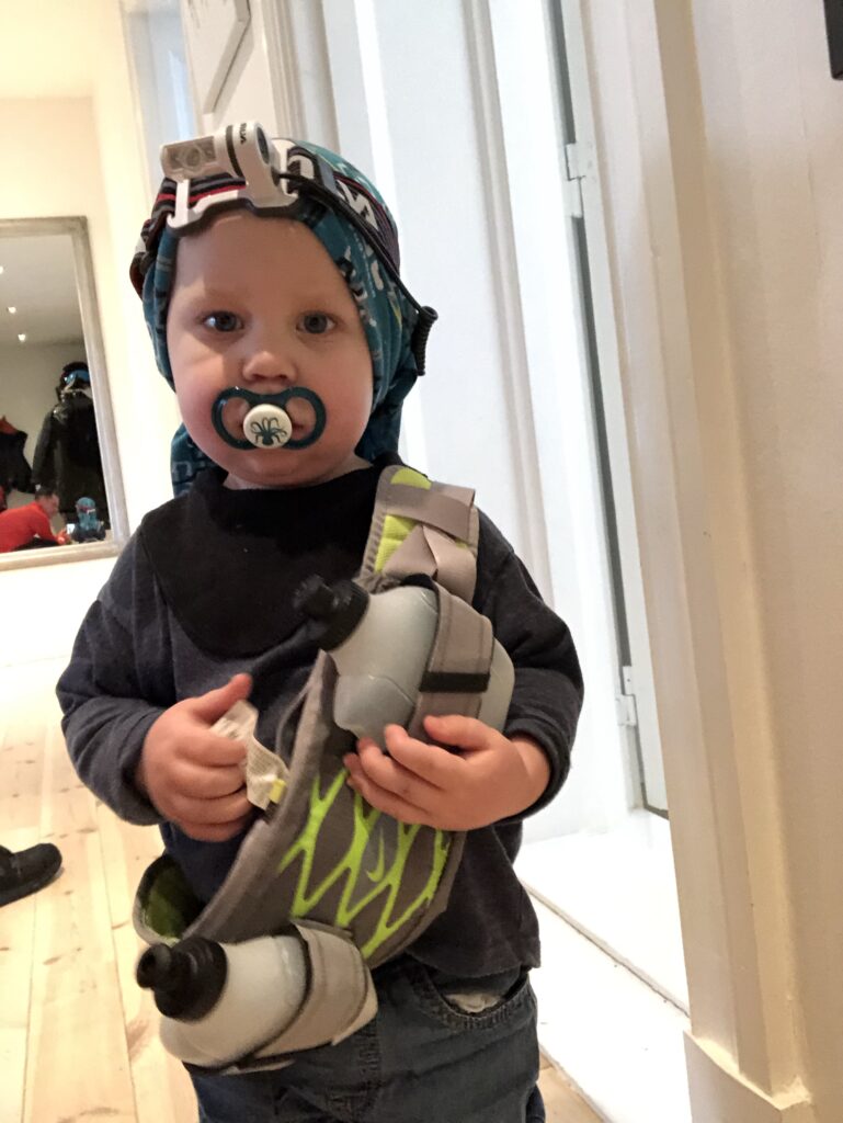Min yngre son för ett par år sedan, redo att ge sig ut på långpass.